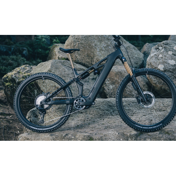 vista lateral paisaje CUBE STEREO HYBRID ONE77 HPC AT 800